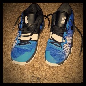 Kyrie 5's royal blue/white